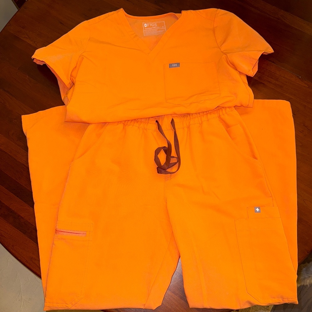 Figs Women’s Papaya Scrub Set Medium